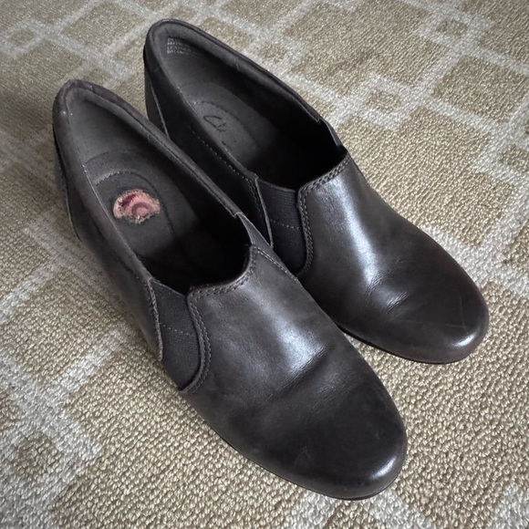 Clarks Brown Leather Slip-On Block Heel Booties Elastic Comfort Shoes Size 6 - Picture 11 of 12
